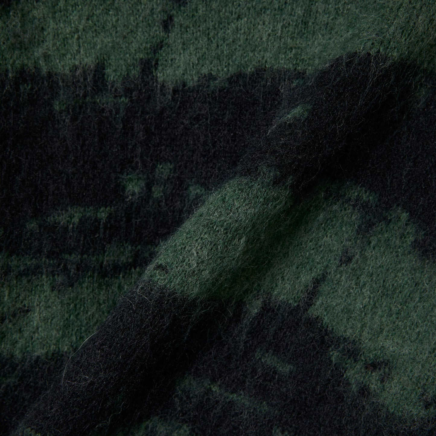 DISTORTED STRIPE KNIT